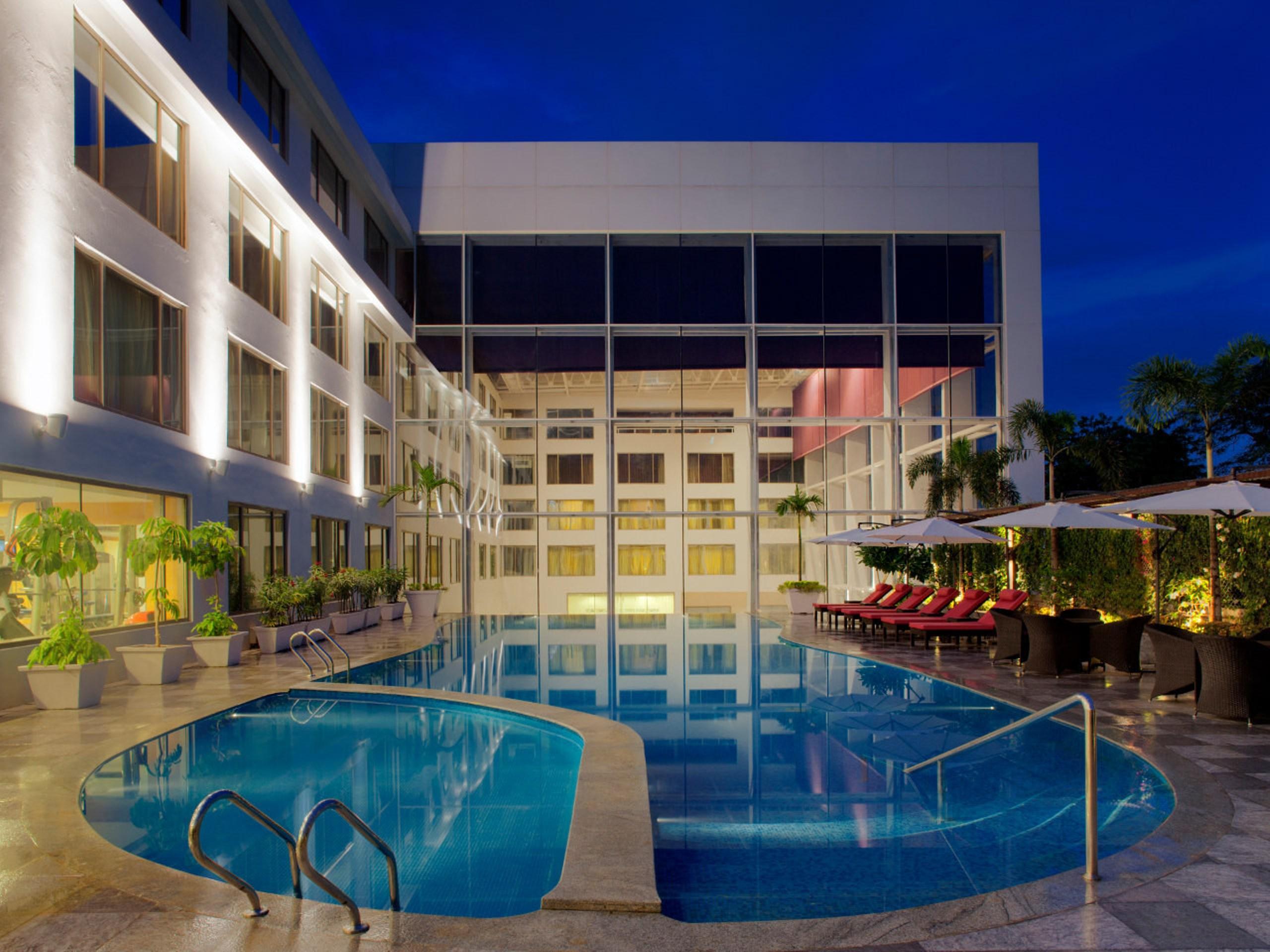 ラディソン ブル プラザ ホテル ハイデラバード バンジャーラ ヒルズ エクステリア 写真 The swimming pool at the hotel